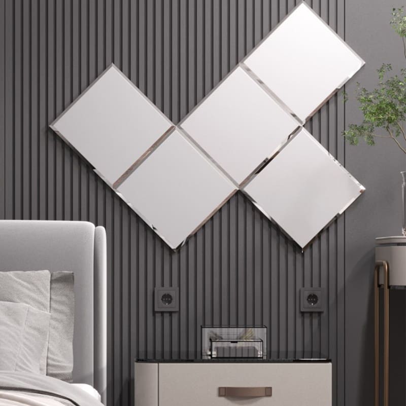 Зеркальное панно в спальне