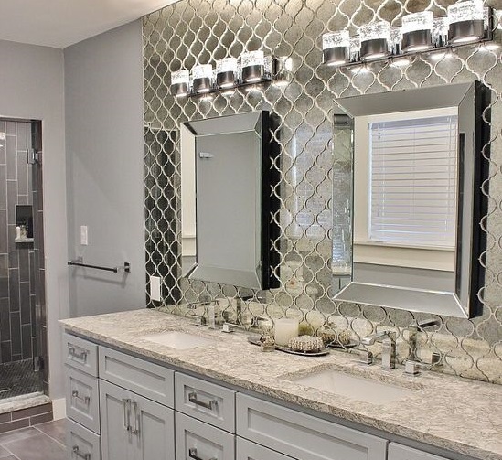 Зеркальное панно в ванной